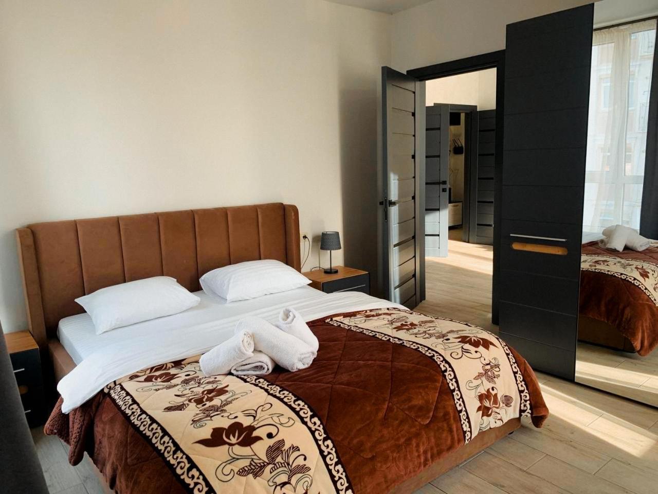Апартаменты Apartmets Domovik мира 11с кв 7 вместительная трёхкомнатная
